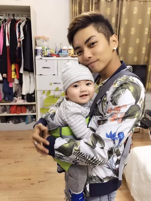 Top 5 ‘ông bố bỉm sữa’ của showbiz khiến fan mê mẩn - Ảnh 3