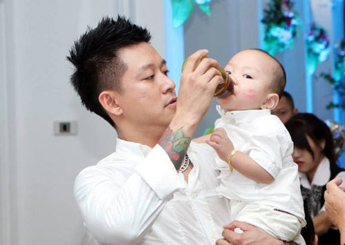 Top 5 ‘ông bố bỉm sữa’ của showbiz khiến fan mê mẩn - Ảnh 1 Top 5 ‘ông bố bỉm sữa’ của showbiz khiến fan mê mẩn - Ảnh 1