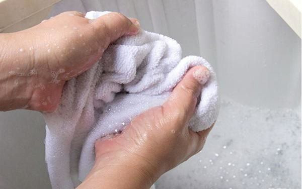 Những thứ trong nhà tắm tưởng sạch hóa ra bẩn hơn bồn cầu
