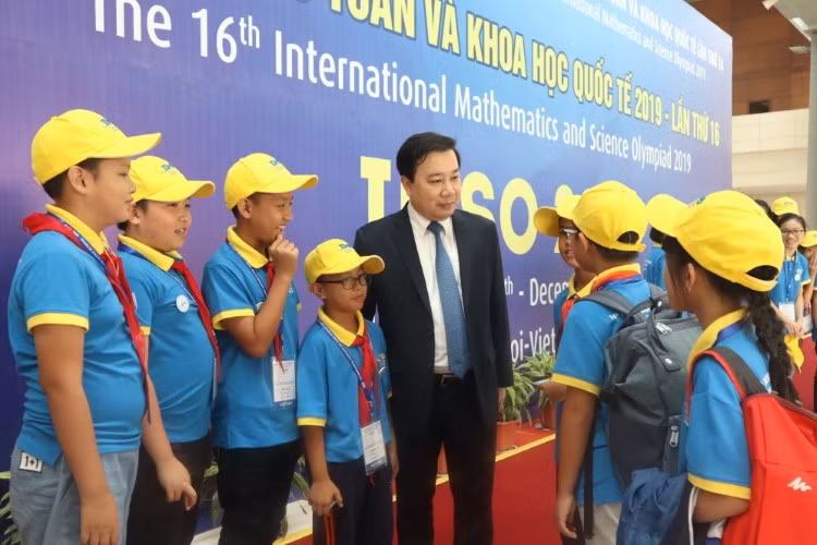 Giám đốc Chử Xuân Dũng trò chuyện với HS tham gia Kỳ thi Olympic Toán và Khoa học cho học sinh tiểu học 2019.