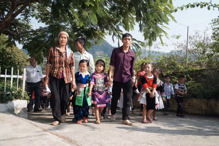 Phụ huynh đưa trẻ đến trường. Ảnh: Hồ Lài