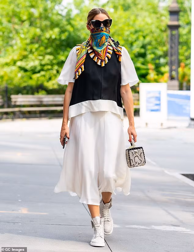 Bella và Olivia Palermo trông sành điệu khi phối đồ theo phong cách Sloane Ranger. Ảnh: TID, GC.