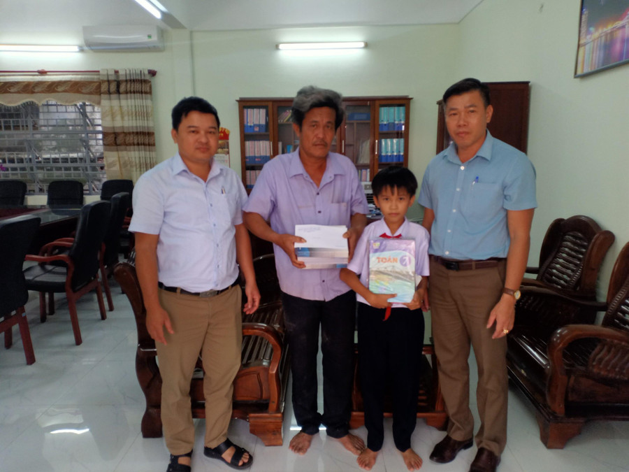 Trường THCS Nguyễn Lương Bằng (quận Liên Chiểu, TP Đà Nẵng) hỗ trợ sách vở, quần áo cho học sinh có gia đình bị thiệt hại nặng trong cơn lũ ngày 14/10. Trường THCS Nguyễn Lương Bằng (quận Liên Chiểu, TP Đà Nẵng) hỗ trợ sách vở, quần áo cho học sinh có gia đình bị thiệt hại nặng trong cơn lũ ngày 14/10.