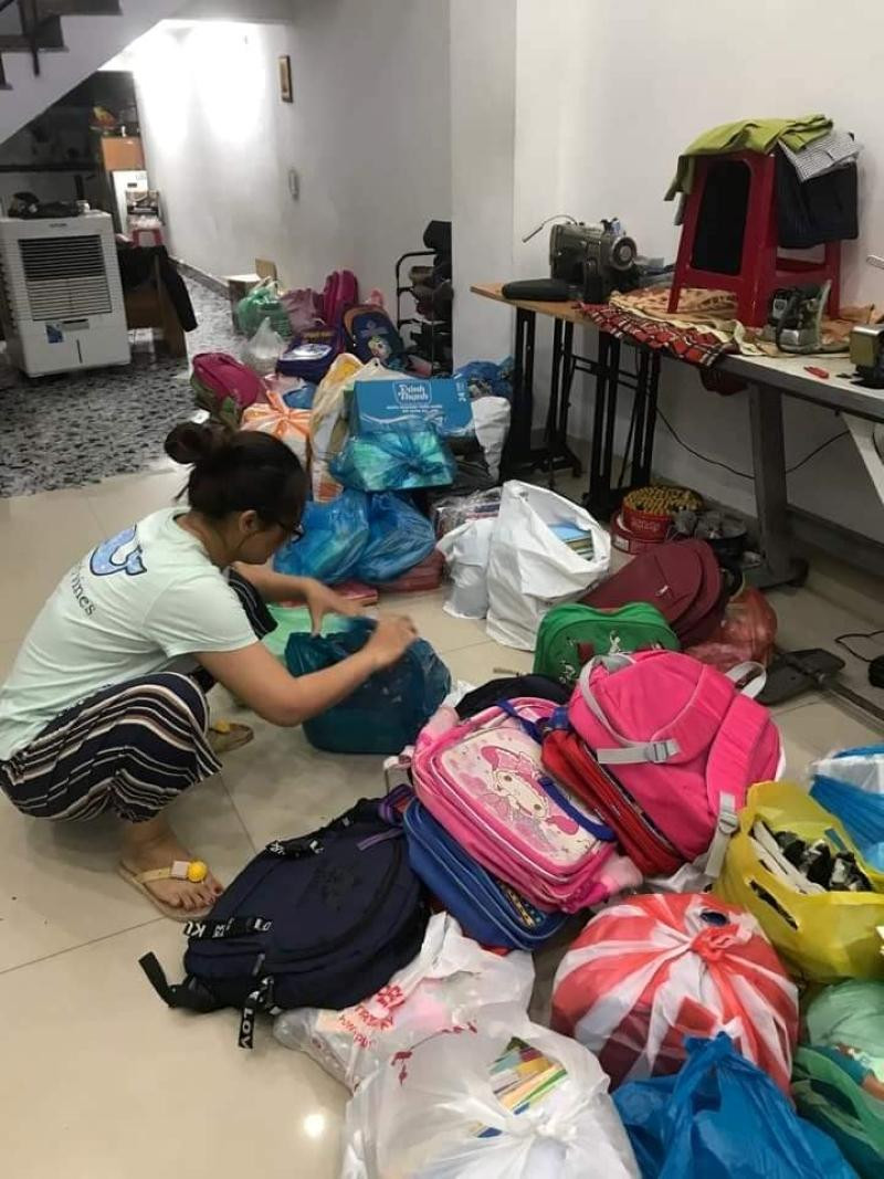 Cô giáo Kim Anh – Trường Tiểu học Nguyễn Văn Trỗi đã kêu gọi quyên góp sách giáo khoa, tập vở, đồ dùng học tập để chia sẻ với các em học sinh vùng ngập lụt. Cô giáo Kim Anh – Trường Tiểu học Nguyễn Văn Trỗi đã kêu gọi quyên góp sách giáo khoa, tập vở, đồ dùng học tập để chia sẻ với các em học sinh vùng ngập lụt.