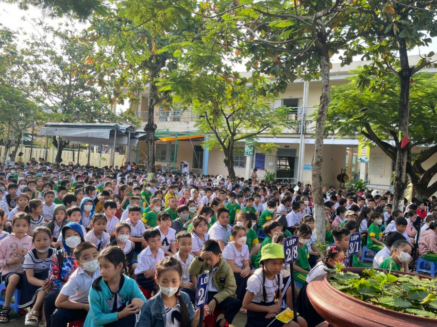 Học sinh Trường Tiểu học Duy Tân (quận Liên Chiểu, TP Đà Nẵng được hướng dẫn các kỹ năng an toàn sau bão lũ để tránh một số bệnh ngoài da, tiêu chảy và đảm bảo an toàn điện. Học sinh Trường Tiểu học Duy Tân (quận Liên Chiểu, TP Đà Nẵng được hướng dẫn các kỹ năng an toàn sau bão lũ để tránh một số bệnh ngoài da, tiêu chảy và đảm bảo an toàn điện.