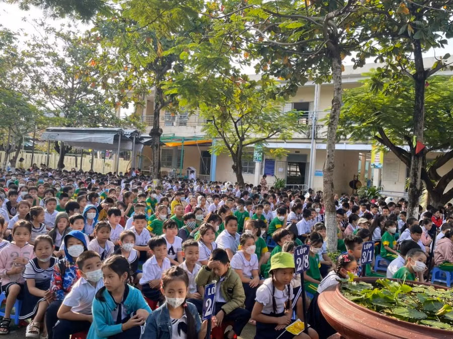 Học sinh Trường Tiểu học Duy Tân (quận Liên Chiểu, TP Đà Nẵng được hướng dẫn các kỹ năng an toàn sau bão lũ để tránh một số bệnh ngoài da, tiêu chảy và đảm bảo an toàn điện.