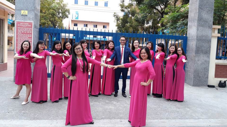 Sau những giờ dạy hăng say, các thầy cô giáo Tổ Ngoại ngữ lại có phút giây nhí nhảnh thế này! Sau những giờ dạy hăng say, các thầy cô giáo Tổ Ngoại ngữ lại có phút giây nhí nhảnh thế này!