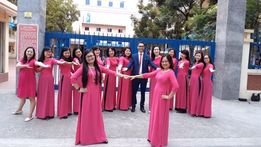 Sau những giờ dạy hăng say, các thầy cô giáo Tổ Ngoại ngữ lại có phút giây nhí nhảnh thế này!