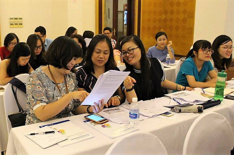 Các thầy cô Tổ Ngoại ngữ tham gia buổi tập huấn của Cambridge English do OEA tổ chức Các thầy cô Tổ Ngoại ngữ tham gia buổi tập huấn của Cambridge English do OEA tổ chức