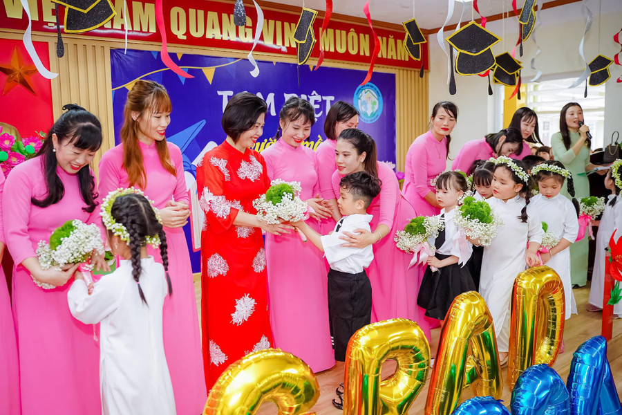 Cô trò Trường Mầm non Ngô Thì Nhậm (Hà Đông, Hà Nội) trong một hoạt động tại trường. Ảnh: TG