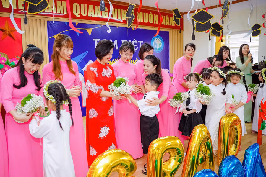 Cô trò Trường Mầm non Ngô Thì Nhậm (Hà Đông, Hà Nội) trong một hoạt động tại trường. Ảnh: TG