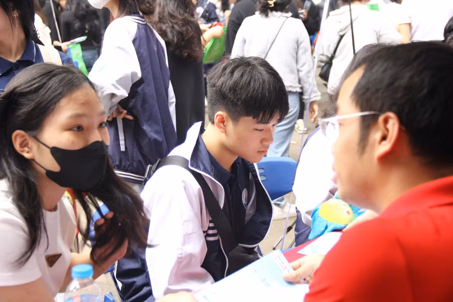 Thí sinh tham dự ngày hội tư vấn tuyển sinh, hướng nghiệp năm 2024. Ảnh: TG