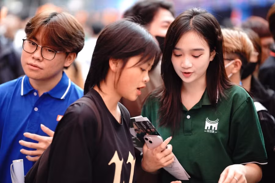 Đại diện Trường Quản trị và Kinh doanh tại ngày hội Tư vấn tuyển sinh - hướng nghiệp 2024. 