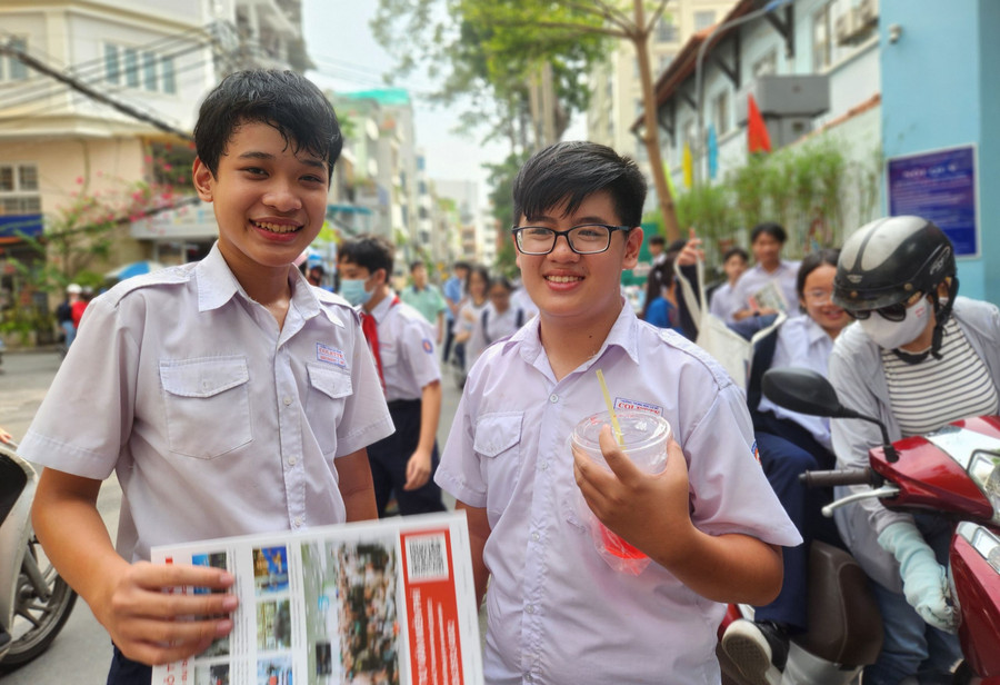 Thí sinh phấn khởi sau khi kết thúc môn thi thứ 2 tại điểm thi THCS Bàn Cờ (Quận 3, TPHCM). Ảnh: Phúc Hồ