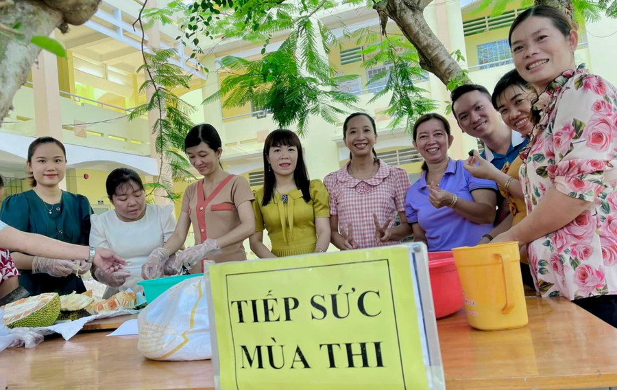 Giáo viên Trường THCS - THPT Mỹ Thuận (Vĩnh Long) chuẩn bị nước, trái cây cho học sinh lớp 12 trong giờ ôn thi tốt nghiệp. Giáo viên Trường THCS - THPT Mỹ Thuận (Vĩnh Long) chuẩn bị nước, trái cây cho học sinh lớp 12 trong giờ ôn thi tốt nghiệp.