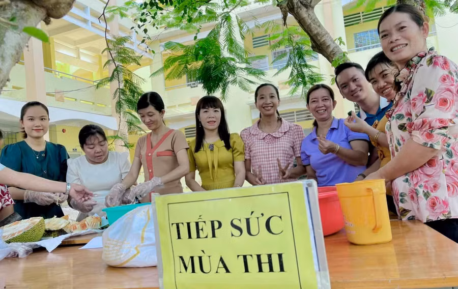 Giáo viên Trường THCS - THPT Mỹ Thuận (Vĩnh Long) chuẩn bị nước, trái cây cho học sinh lớp 12 trong giờ ôn thi tốt nghiệp.