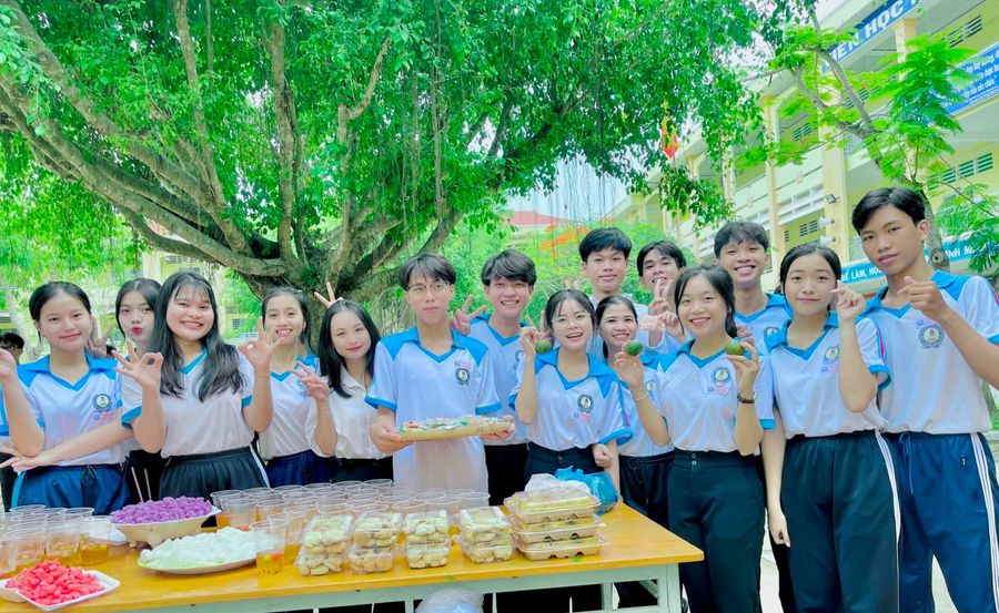 Giờ ra chơi, học sinh lớp 12 Trường THCS - THPT Mỹ Thuận (Vĩnh Long) được thầy cô tiếp sức bằng những phần bánh, nước, trái cây.