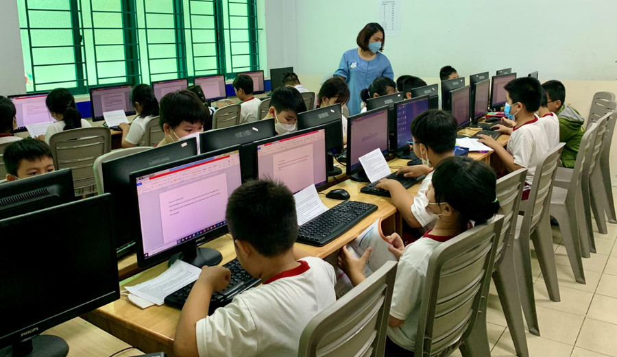 Giờ học Tin học của học sinh Trường Tiểu học Võ Trường Toản (Quận 10). Ảnh: TG