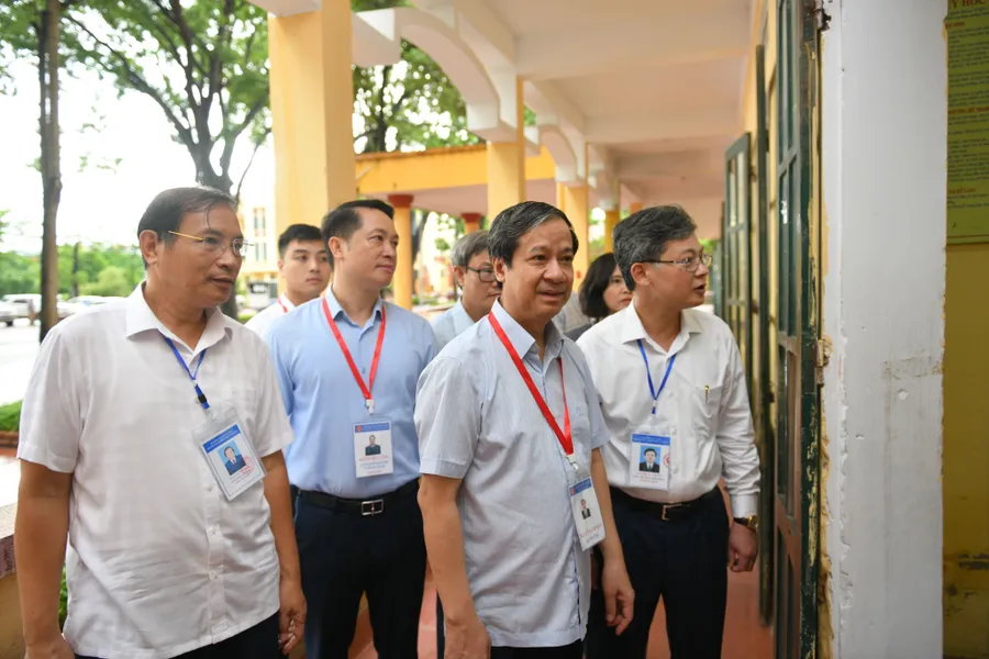 Bộ trưởng Nguyễn Kim Sơn và đoàn công tác của Bộ GD&ĐT kiểm tra công tác coi thi tốt nghiệp THPT năm 2023 tại Hưng Yên. Ảnh: Thế Đại 