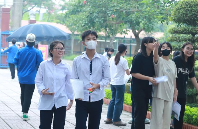 Thí sinh tới làm thủ tục dự thi tại Trường THPT Hồng Thái (Đan Phượng). Thí sinh tới làm thủ tục dự thi tại Trường THPT Hồng Thái (Đan Phượng).