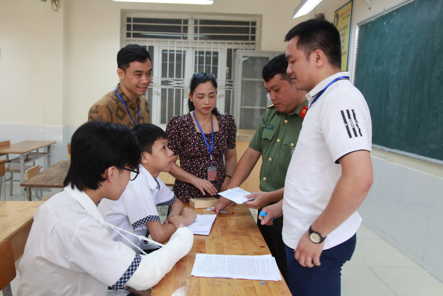 Điểm thi lên phương án hỗ trợ thí sinh bị gãy tay phải, không viết được bài thi và phải nhờ người viết hộ. Điểm thi lên phương án hỗ trợ thí sinh bị gãy tay phải, không viết được bài thi và phải nhờ người viết hộ.