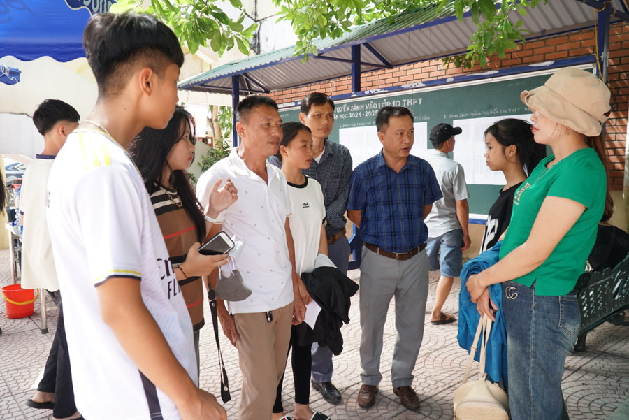 Thầy giáo Trường PTDTBT THCS Yên Tĩnh (Tương Dương, Nghệ An) đưa học trò vượt hơn 200km xuống thành phố Vinh dự thi. Ảnh: Hồ Lài