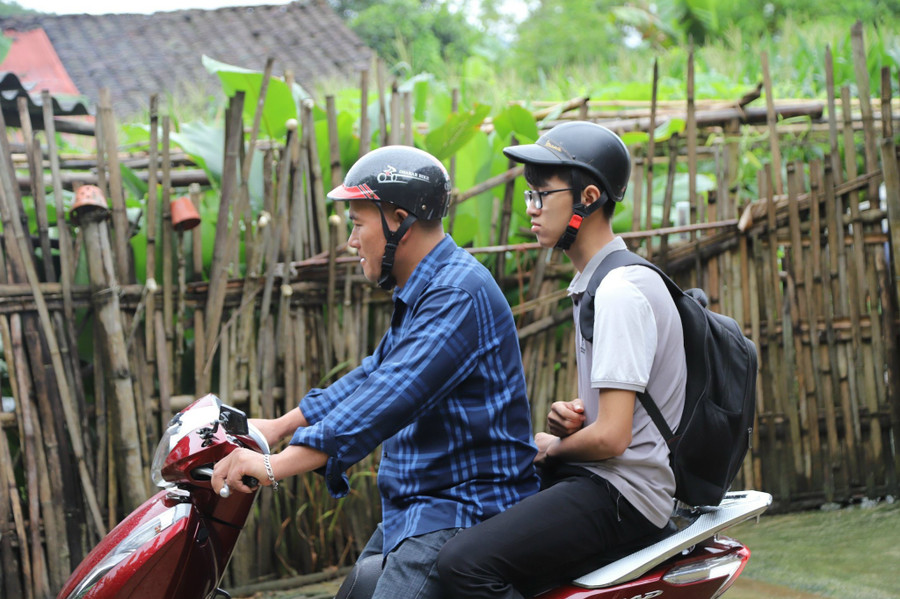 Thầy Hà Văn Diễn –Trường Tiểu học và THCS 1 An Sơn tranh thủ trời tạnh mưa đón trò đi thi. Ảnh Ngô Chuyên Thầy Hà Văn Diễn –Trường Tiểu học và THCS 1 An Sơn tranh thủ trời tạnh mưa đón trò đi thi. Ảnh Ngô Chuyên