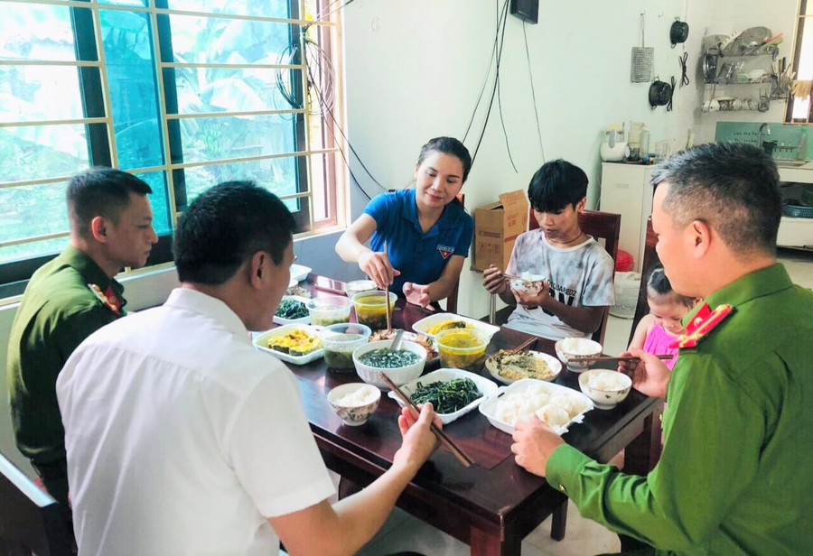 Em Lê Văn Cường được công an xã Môn Sơn, huyện Con Cuông, Nghệ An chăm sóc, đưa đón trong những ngày thi vào lớp 10. Em Lê Văn Cường được công an xã Môn Sơn, huyện Con Cuông, Nghệ An chăm sóc, đưa đón trong những ngày thi vào lớp 10.