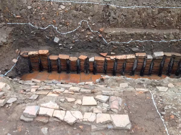 Di tích đường nước lớn thời Lý, Trần trong không gian chính điện Kính Thiên (Hoàng Thành Thăng Long). Ảnh: Viện Khảo cổ học cung cấp.