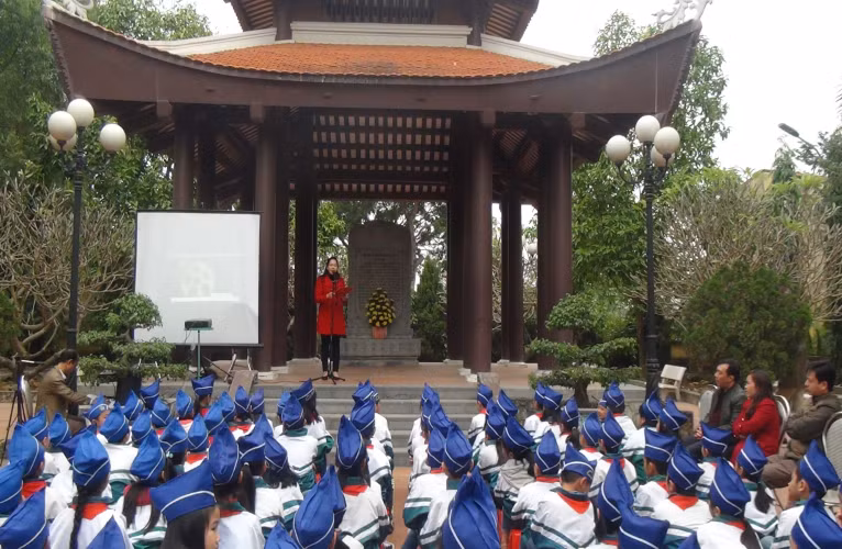 Học sinh nghe giáo viên kể chuyện lịch sử tại khu lưu niệm Bác Hồ về thăm xã Tân An. Ảnh: Internet