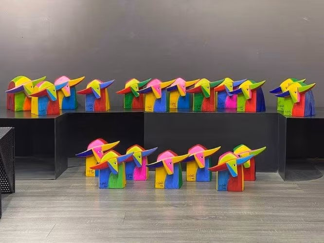 Hình tượng con trâu còn được Thành Chương tạo thành những tác phẩm điêu khắc rực rỡ, ấn tượng.