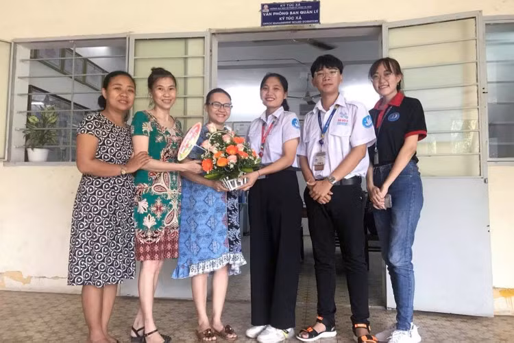 Liên Chi hội SV KTX HCMUTE chúc Tết các SV. Ảnh: NTCC