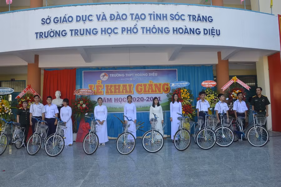 Đại diện BCH Quân sự tỉnh Sóc Trăng trao xe đạp cho HS Trường THPT Hoàng Diệu.