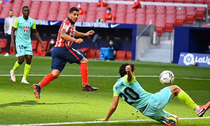 Tân binh Luis Suarez ra mắt hoàn hảo tại Atletico Madrid.