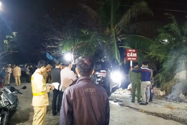 Ô tô mất lái lao vào "chợ cóc", 3 người thương vong