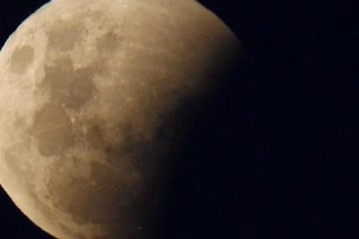 Nguyệt thực, trăng tuyết, sao chổi sắp xuất hiện cùng lúc