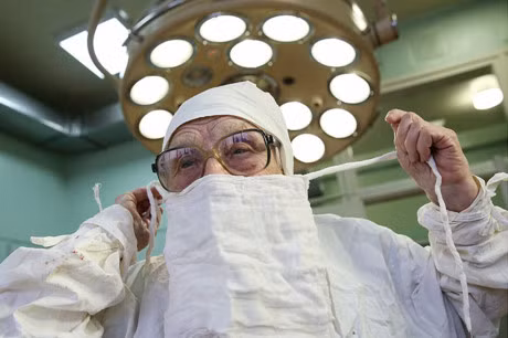 89 tuoi, bac si phau thuat gia nhat the gioi mo 4 ca moi ngay - Anh 3