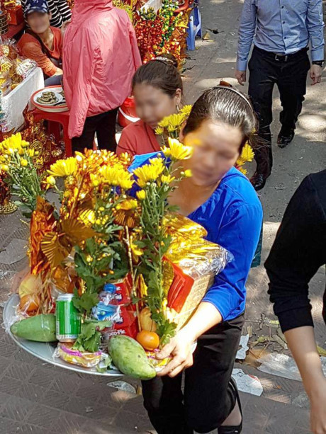 Đền Bà Chúa Kho đông đúc trước ngày khai hội - Ảnh 5 Den Ba Chua Kho dong duc truoc ngay khai hoi - Anh 5