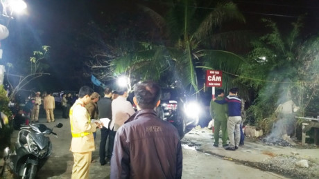 Ô tô mất lái lao vào O to mat lai lao vao