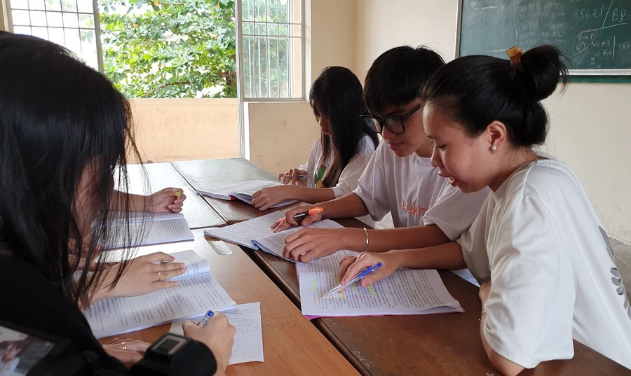 Em Lê Kim Quyên, ngành Quản trị dịch vụ du lịch và lữ hành (Trường CĐ Cần Thơ) trong giờ học cùng các bạn.