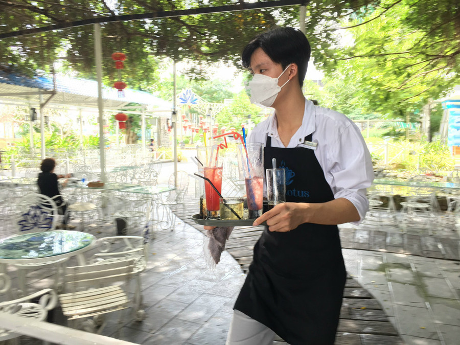 Em Đặng Phát Tài, sinh viên ngành Quản trị dịch vụ du lịch và lữ hành (Trường CĐ Cần Thơ) vừa đi học, vừa đi làm để tích lũy kinh nghiệm thực tế.