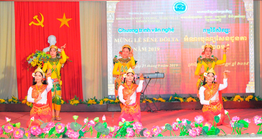 Sinh viên Khoa Ngôn ngữ - Văn hóa - Nghệ thuật Khmer Nam Bộ (Trường ĐH Trà Vinh) biểu diễn mừng lễ Sêne Đôlta.