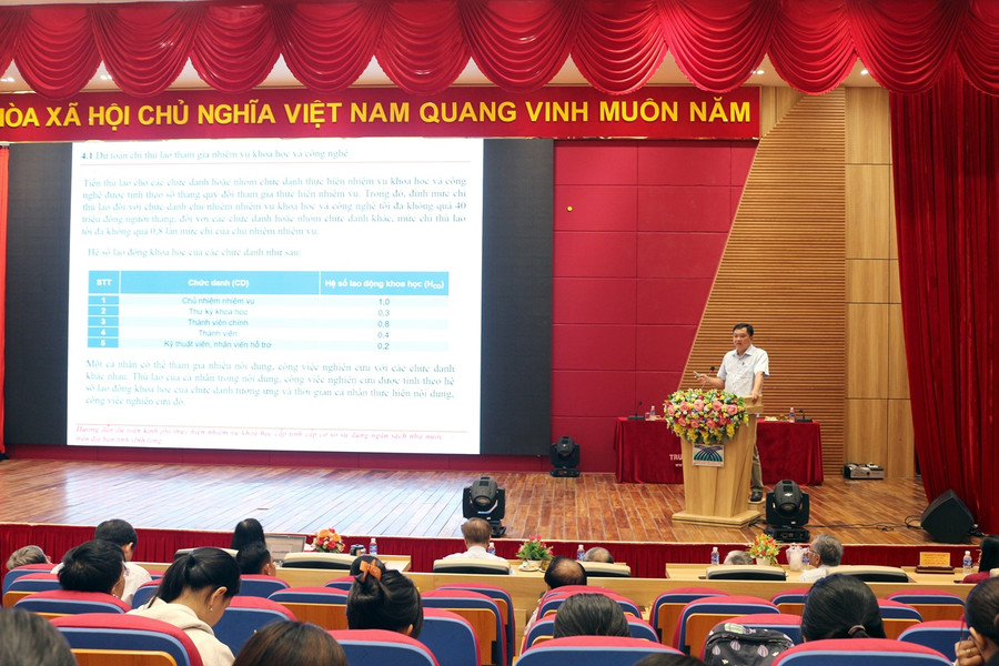 Báo cáo viên trình bày tại Hội nghị. Báo cáo viên trình bày tại Hội nghị.