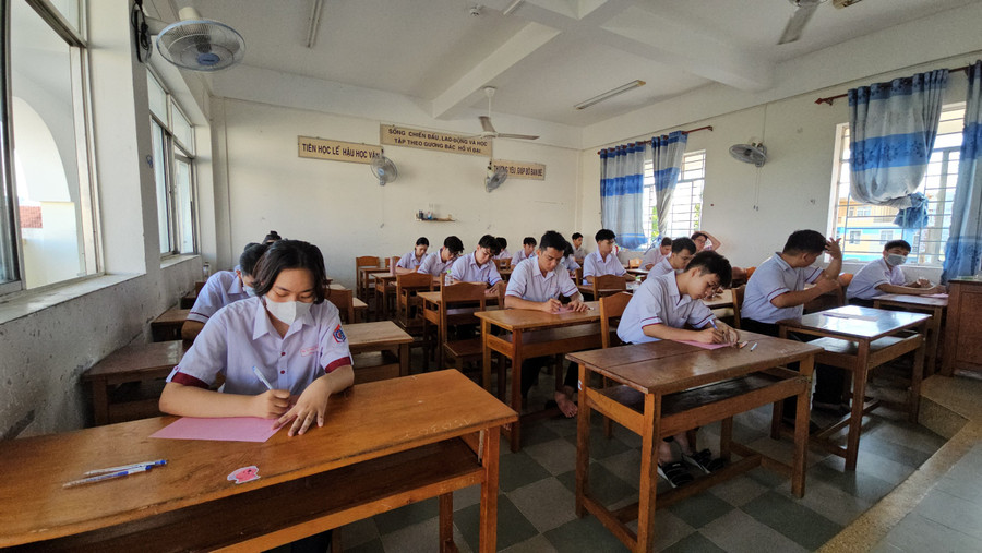 Thí sinh làm bài thi.