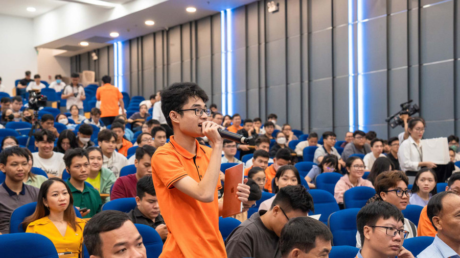 Sinh viên đặt câu hỏi và giao lưu vấn đề trí tuệ nhân tạo với diễn giả. Sinh viên đặt câu hỏi và giao lưu vấn đề trí tuệ nhân tạo với diễn giả.