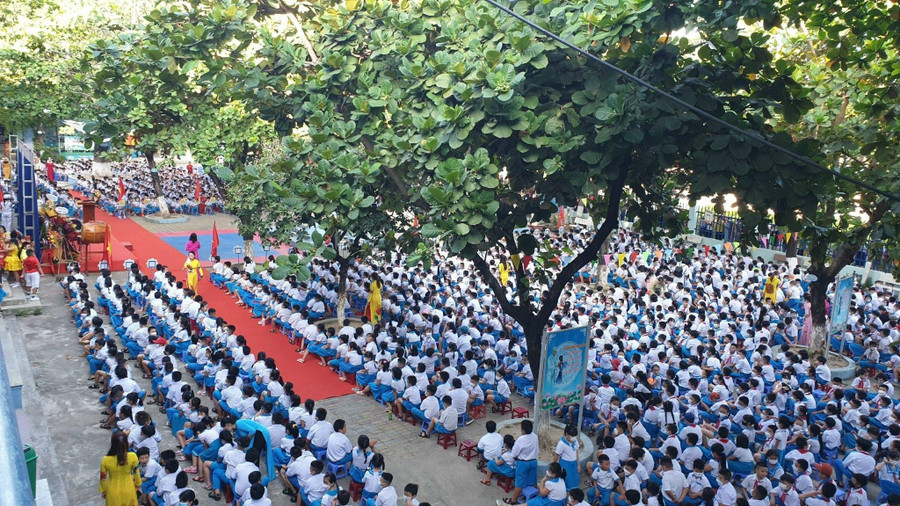 Học sinh Trường Tiểu học Nguyễn Văn Trỗi (quận Liên Chiểu, TP Đà Nẵng) sinh hoạt dưới cờ. Học sinh Trường Tiểu học Nguyễn Văn Trỗi (quận Liên Chiểu, TP Đà Nẵng) sinh hoạt dưới cờ.
