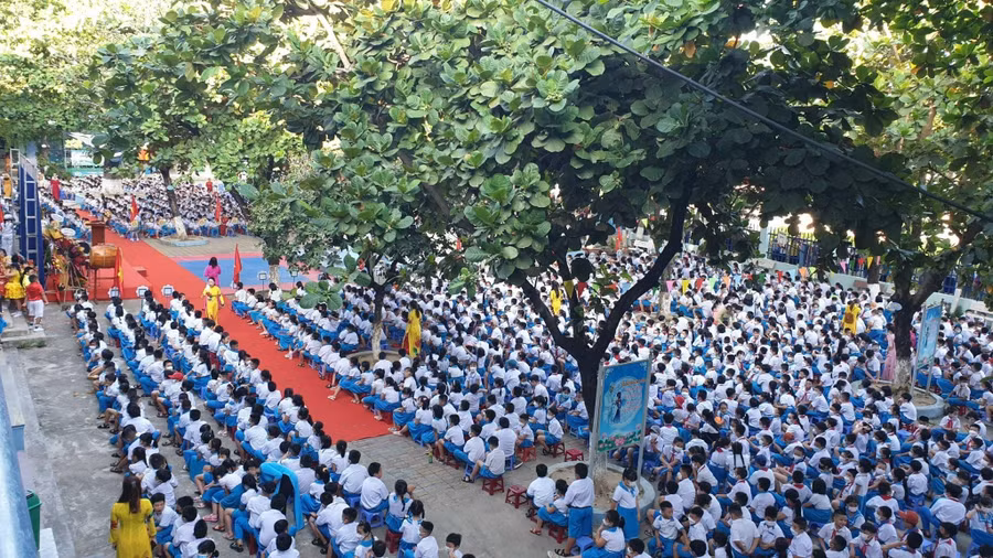 Học sinh Trường Tiểu học Nguyễn Văn Trỗi (quận Liên Chiểu, TP Đà Nẵng) sinh hoạt dưới cờ.