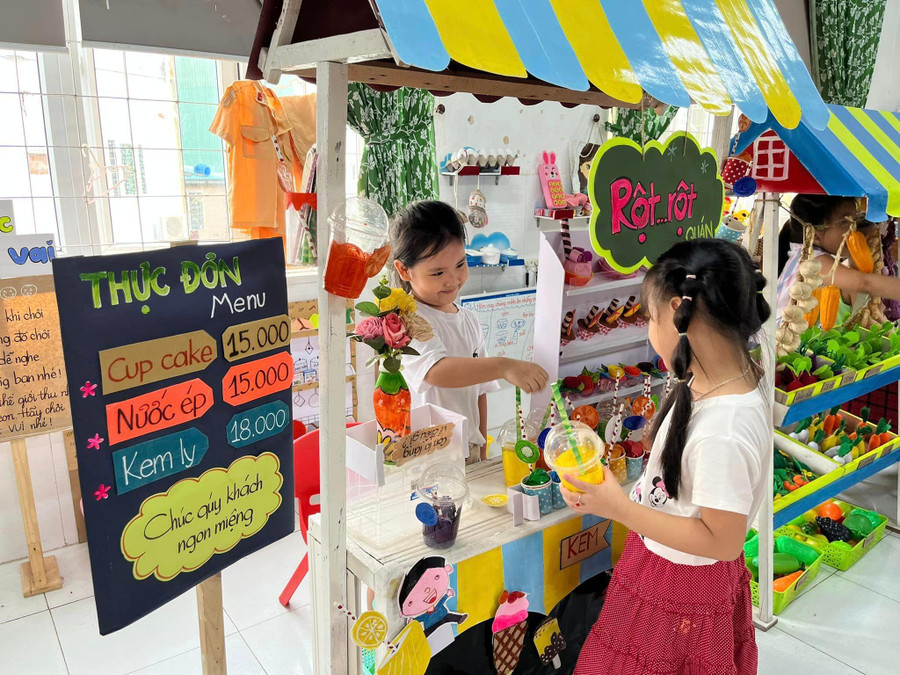 Hoạt động góc với trải nghiệm quầy nước giải khát, mua sắm tại siêu thị của lớp Lớn 1, Trường Mầm non Bình Minh (quận Hải Châu, TP Đà Nẵng). Hoạt động góc với trải nghiệm quầy nước giải khát, mua sắm tại siêu thị của lớp Lớn 1, Trường Mầm non Bình Minh (quận Hải Châu, TP Đà Nẵng).