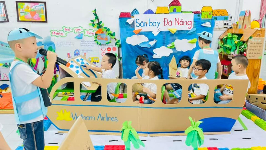 Hoạt động góc với chủ đề giao thông hàng không của lớp Lớn 1, Trường Mầm non Bình Minh (quận Hải Châu, TP Đà Nẵng). Hoạt động góc với chủ đề giao thông hàng không của lớp Lớn 1, Trường Mầm non Bình Minh (quận Hải Châu, TP Đà Nẵng).