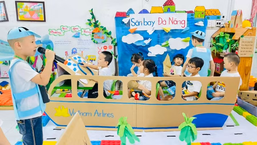 Hoạt động góc với chủ đề giao thông hàng không của lớp Lớn 1, Trường Mầm non Bình Minh (quận Hải Châu, TP Đà Nẵng).